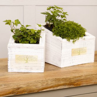 Fensterbrett aus Holz im provenzalischen Stil