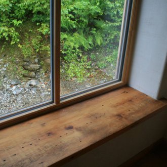 Breites Holzfensterbrett