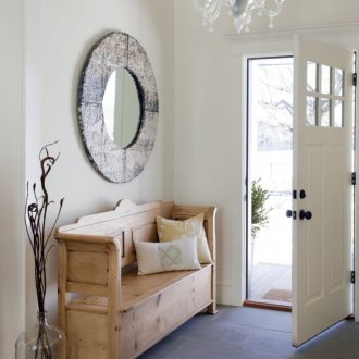 Дървена пейка в коридора