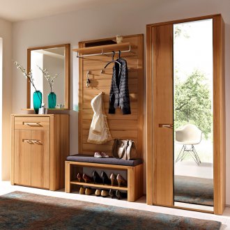 Пейка от масивно дърво в коридора