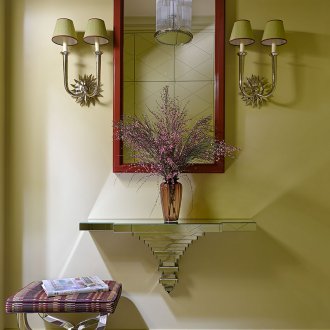 Модерна пейка в коридора