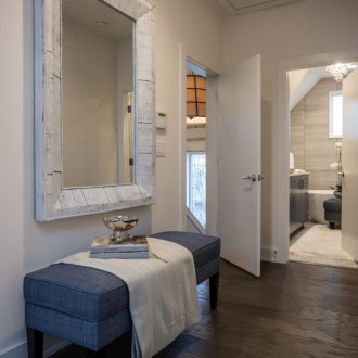 Тапицирана пейка в коридора