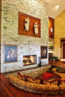 Каменна рамка в селска къща