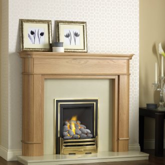 Малка камина в дървена рамка във всекидневната