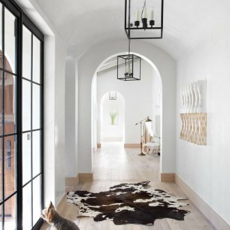 Бял коридор в къщата