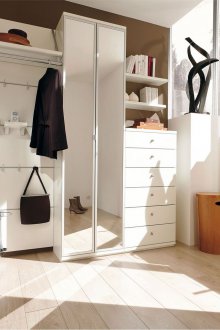 Бели мебели в коридора