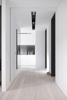 Минималистичен бял коридор