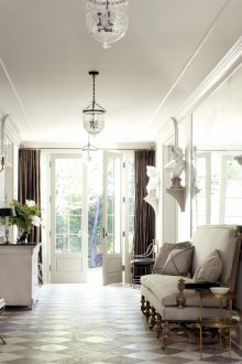 Бяло входно антре в стил Арт Нуво