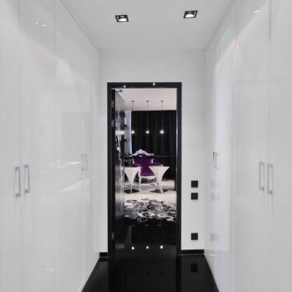 Коридор в монохромен дизайн