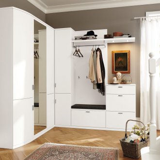 Бял килер в коридора