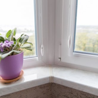 Перваза на прозореца на балкона