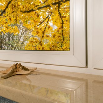 Лъскав перваза на прозореца