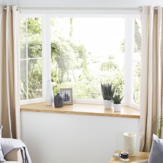 Перваза на прозореца в хола