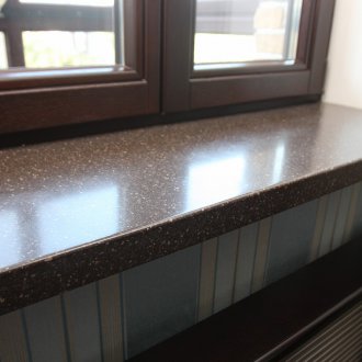 Каменна перваза на перваза на прозореца