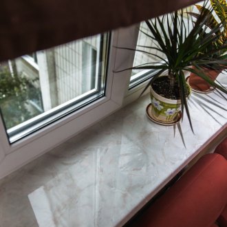 Мраморна облицовка на перваза на прозореца
