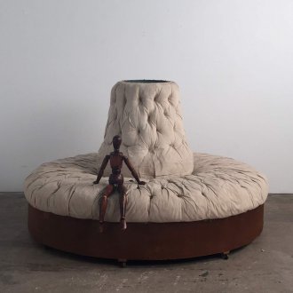 Кръгла тапицирана пейка