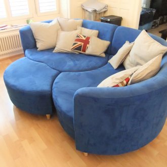 Кръгъл син диван