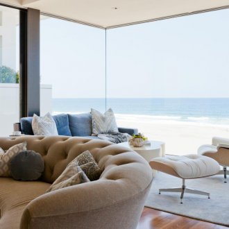 Кръгъл диван в селска къща