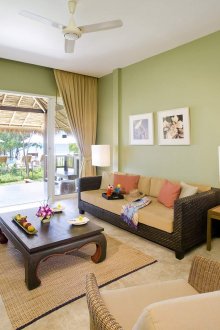 Светлозелен тапет в хола в еко-стил