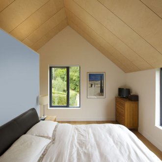 Таван от шперплат в спалнята