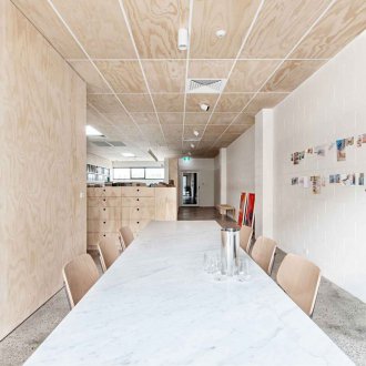 Таван от шперплат в трапезарията