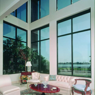 Слънцезащитен крем на прозорците на къщата