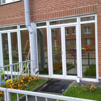 Слънцезащитен крем на вратата