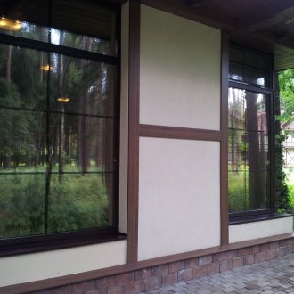 Залепване на слънцезащитен крем на прозорците