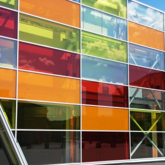 Многоцветен слънцезащитен крем