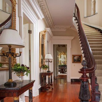 Естествен камък в коридора в класически стил