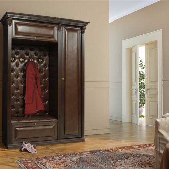 Мебели с кожена тапицерия в класически коридор