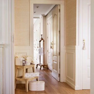 Стенни панели в класически коридор