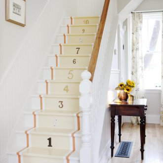 Резбовани мебели в класически коридор