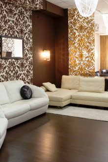 Комбинацията от обикновен и шарени тапети