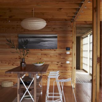 Бар маса с рафтове