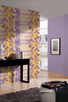 Комбинация от обикновени тапети от люляк и цветя