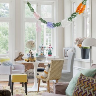 Girlande an einem Fenster ohne Vorhänge