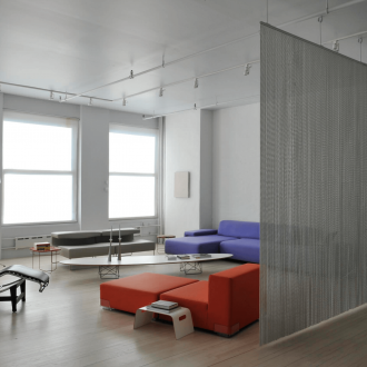 Fenster ohne Vorhänge im Stil des Minimalismus.