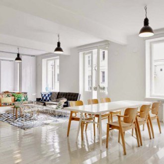 Fenster ohne Vorhänge in einer Studiowohnung