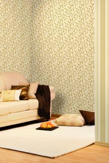 Бежов райета тапет с модел в хола