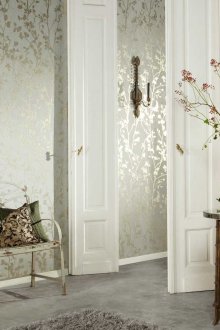 Плътни лъскави тапети и тапети с цветя в хола