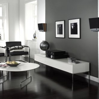 Комбинацията от бял и черен тапет в интериора на хола