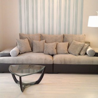 Знаме на бежов диван