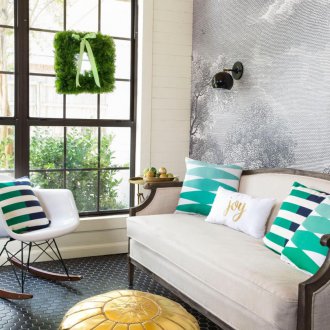 Малък дървен диван