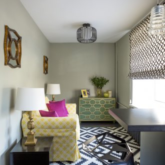 Малък диван в малка всекидневна