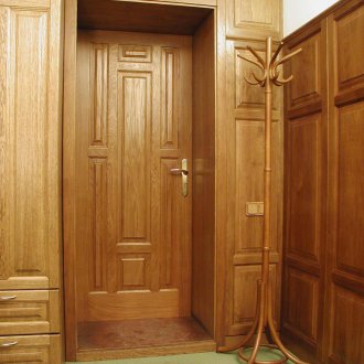 Склонове на дъбови врати