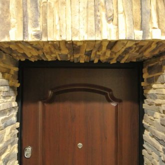 Каменни склонове на вратата