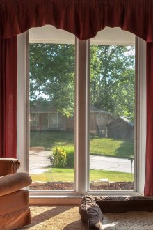 Бургундски завеси с ламбрекени за хола