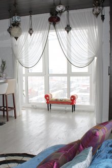 Прозрачни бели завеси от хола