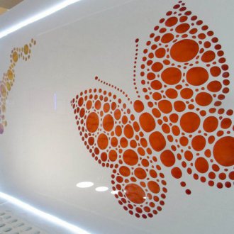 Пеперуда върху резбован таван за опъване